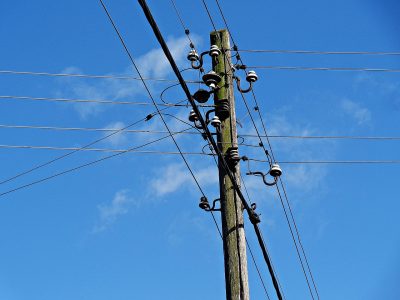 Vadí vám telekomunikačný kábel nad vaším pozemkom?