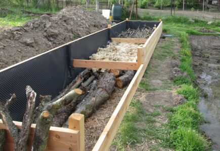 Anatomický a priestorový plán sebestačnej záhrady: Prečo o úspechu rozhodujú rozmer záhona a trávnaté uličky